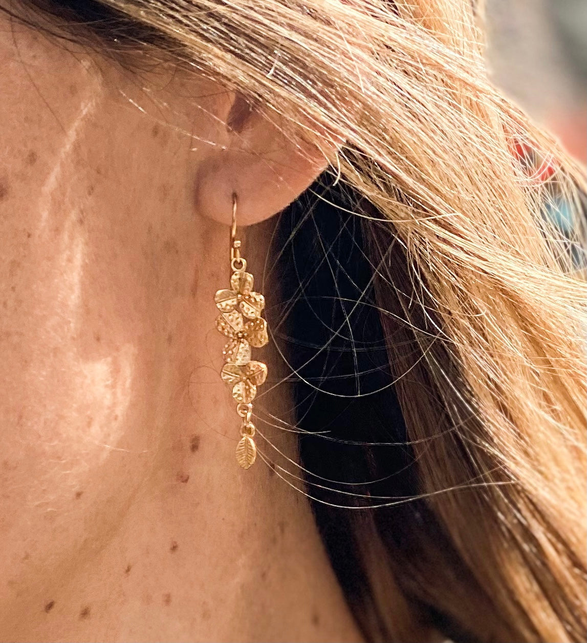 Boucles d’oreilles Lison, Boucles d’oreilles pendantes, Moyenne boucles d'oreilles, Boucles d'oreilles avec des fleurs, boucles d'oreilles cérémonie, Boucles d'oreilles percées, Boucles d'oreilles plaqué or, Boucles d'oreilles Intuitu, Longue boucles d'oreilles, Boucles d'oreilles créateurs parisien, boucles d'oreilles à porter tous les jours.