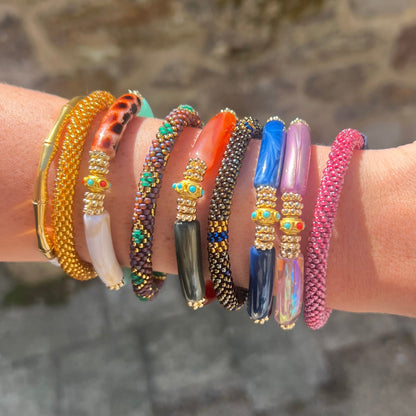 Bracelets en perles acryliques colorées de la marque Juhu