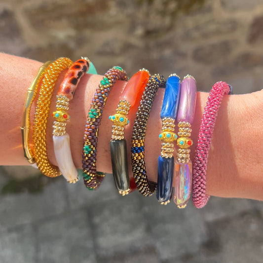 Bracelets en perles acryliques colorées de la marque Juhu