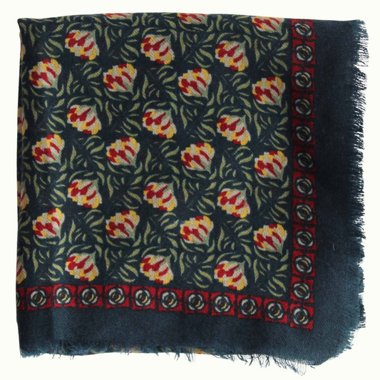 Carré Laine Poème Bleu Marine de la marque Les Belles Vagabondes. 100% Laine, 100 x 100 cm, Dessiné en France, Fabrication artisanale en Inde
