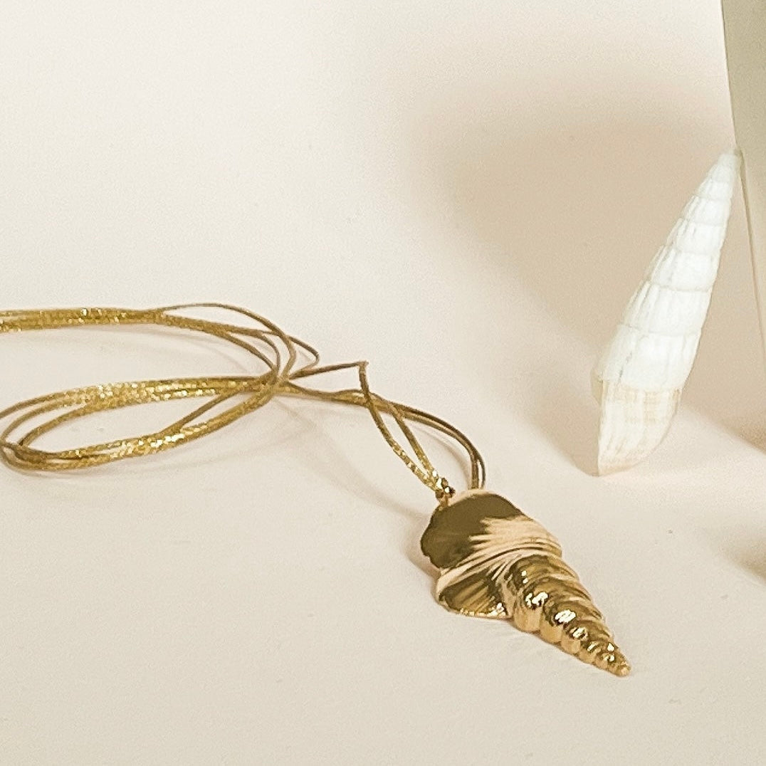 Collier Coquillage Intuitu, Sautoir coquillage, Collier été, collier créateur français, bijoux créateur français, Collier cordon doré, Intuitu, Collier réglable, Collier avec pendantif, Collier créateurs parisien, Collier avec cordon colorés, Sautoir avec pendantif 