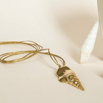Collier Coquillage Intuitu, Sautoir coquillage, Collier été, collier créateur français, bijoux créateur français, Collier cordon doré, Intuitu, Collier réglable, Collier avec pendantif, Collier créateurs parisien, Collier avec cordon colorés, Sautoir avec pendantif 