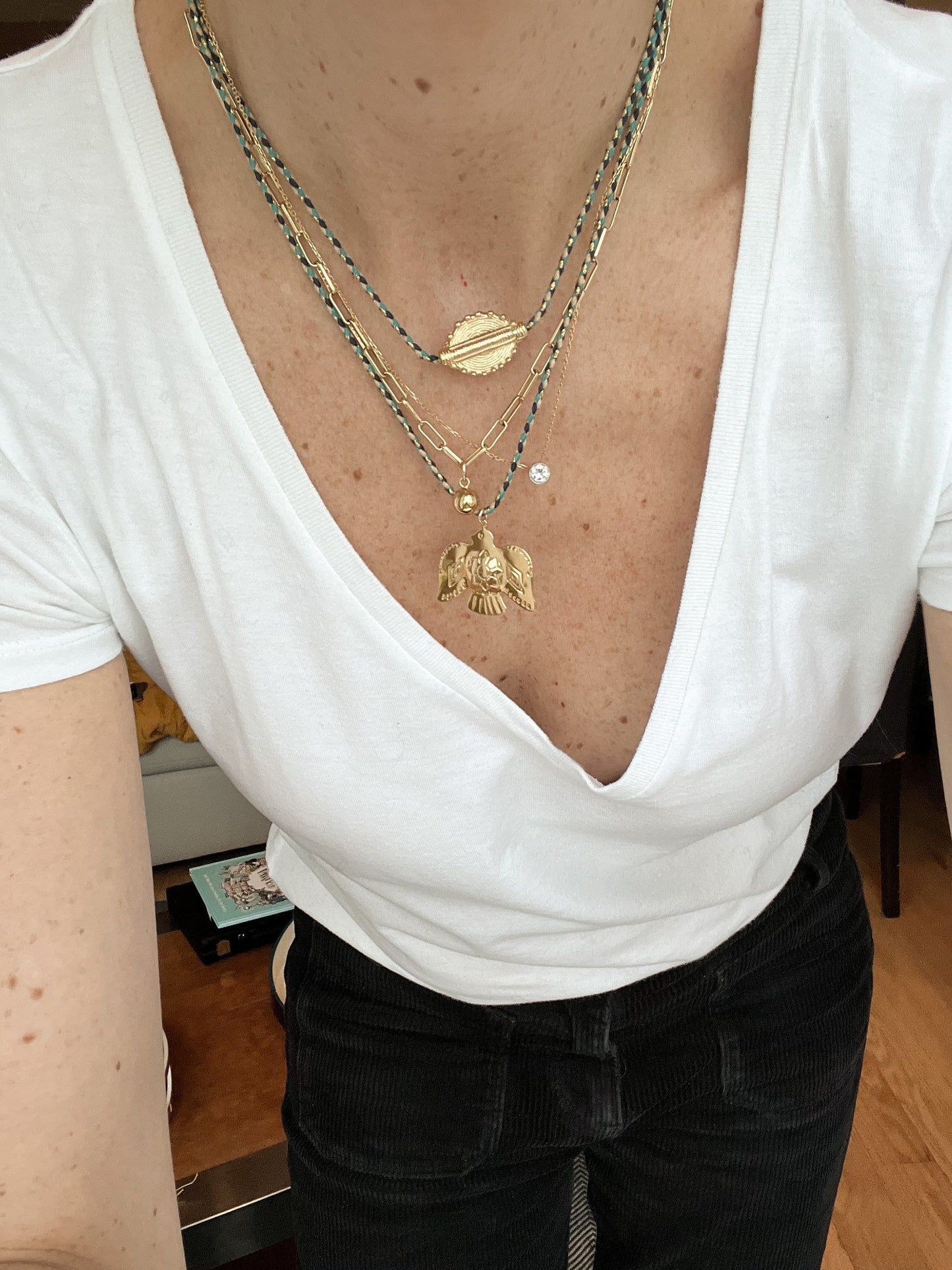 Collier Phénix sur fil bleu Intuitu, Collier oiseau, collier créateur français, bijoux créateur français, Collier Phénix Intuitu, Collier réglable, Collier avec pendantif, Collier créateurs parisien, Collier avec cordon colorés