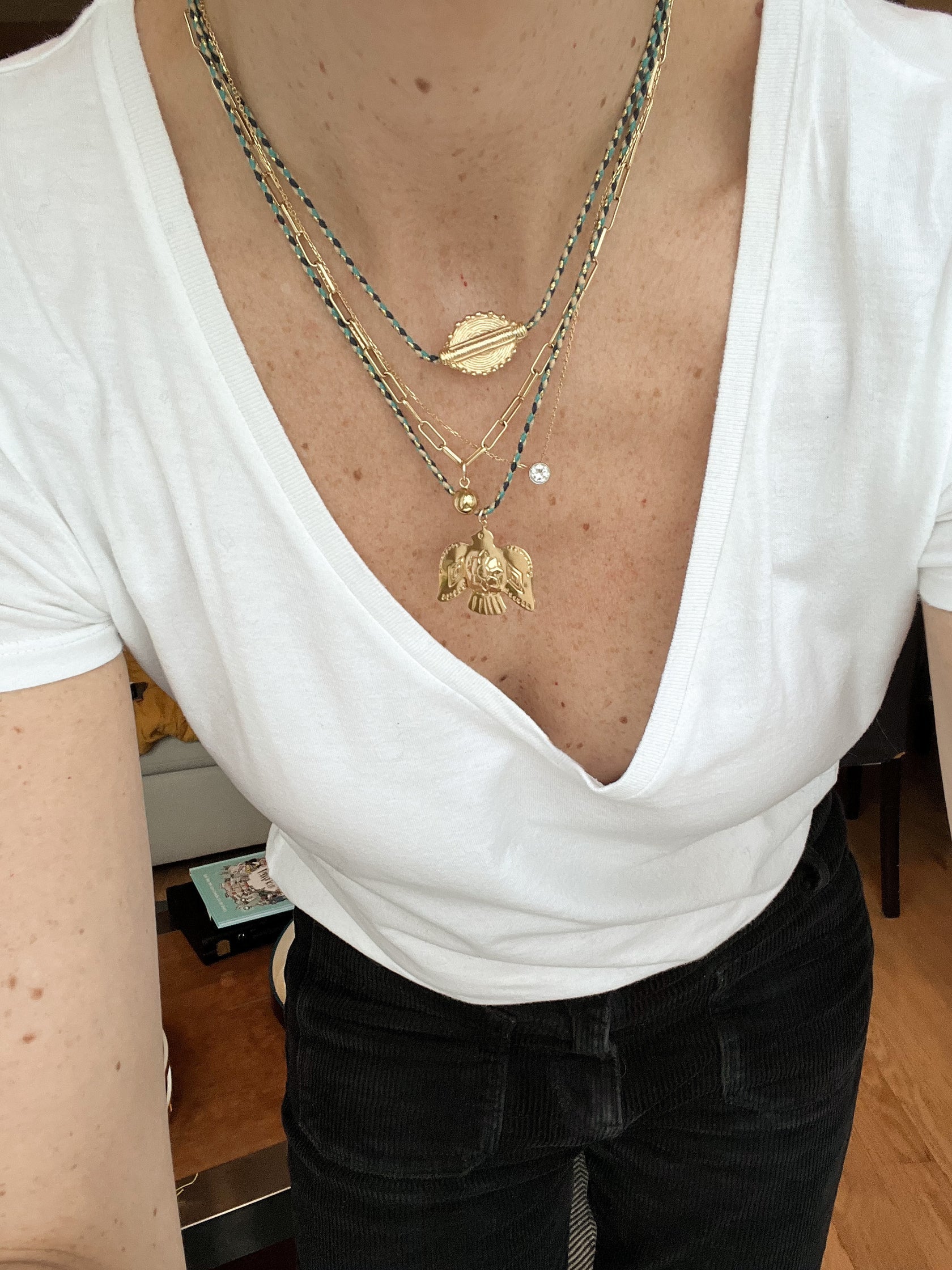 Collier Phénix sur fil bleu Intuitu, Collier oiseau, collier créateur français, bijoux créateur français, Collier Phénix Intuitu, Collier réglable, Collier avec pendantif, Collier créateurs parisien, Collier avec cordon colorés