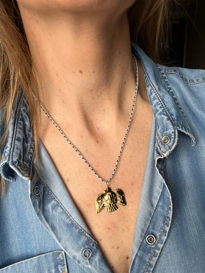 Collier Phénix sur fil bleu Intuitu, Collier oiseau, collier créateur français, bijoux créateur français, Collier Phénix Intuitu, Collier réglable, Collier avec pendantif, Collier créateurs parisien, Collier avec cordon colorés