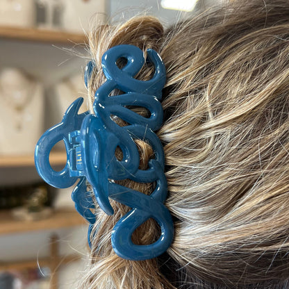 Grande pince à cheveux love de couleur bleu de la marque bon dep portée