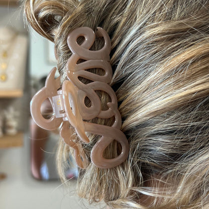 Grande pince à cheveux love de couleur nude et de la marque bon dep