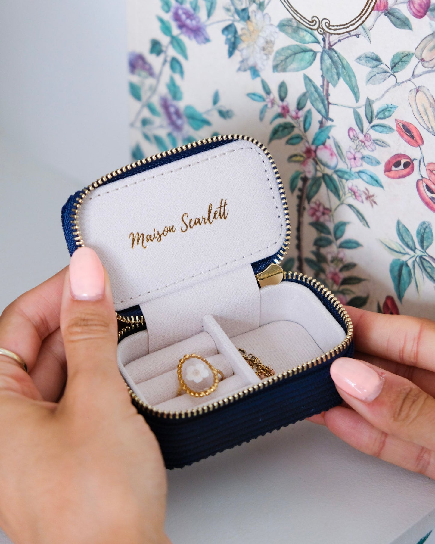 Mini boîte à bijoux Marie Maison Scarlett, Boîte à bijoux de voyage, Velours côtelé, Bleu Marine, A emporter dans son sac