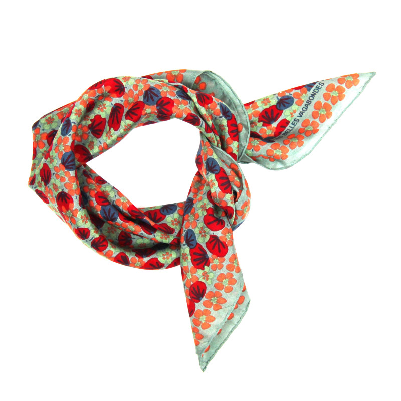 Mini carré de soie Capucine, carré en soie Les belles vagabondes, carré en soie de 50cm x 50cm, carré 100% soie, carré en soie pour femmes, carré en soie beige, carré en soie été, accessoire cheveux, différente façon de porter le carré de soie, différente façon de porter le foulard, carré en soie en fleur
