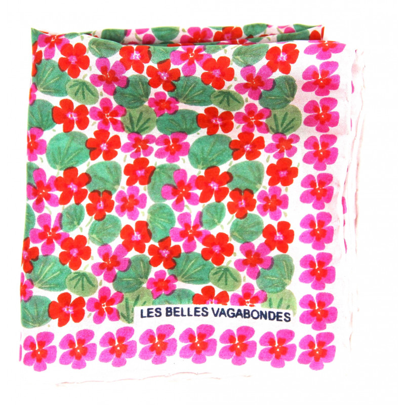 Mini carré de soie Capucine, carré en soie Les belles vagabondes, carré en soie de 50cm x 50cm, carré 100% soie, carré en soie pour femmes, carré en soie fuchsia, carré en soie été, accessoire cheveux, différente façon de porter le carré de soie, différente façon de porter le foulard, carré en soie en fleur