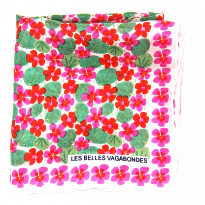 Mini carré de soie Capucine, carré en soie Les belles vagabondes, carré en soie de 50cm x 50cm, carré 100% soie, carré en soie pour femmes, carré en soie fuchsia, carré en soie été, accessoire cheveux, différente façon de porter le carré de soie, différente façon de porter le foulard, carré en soie en fleur