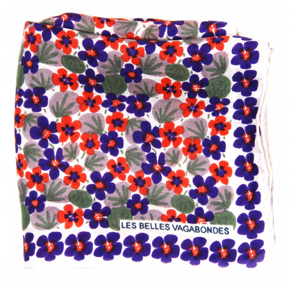 Mini carré de soie Capucine, carré en soie Les belles vagabondes, carré en soie de 50cm x 50cm, carré 100% soie, carré en soie pour femmes, carré en soie prune, carré en soie été, accessoire cheveux, différente façon de porter le carré de soie, différente façon de porter le foulard, carré en soie en fleur