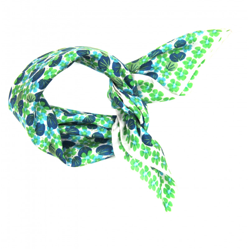 Mini carré de soie Capucine, carré en soie Les belles vagabondes, carré en soie de 50cm x 50cm, carré 100% soie, carré en soie pour femmes, carré en soie vert, carré en soie été, accessoire cheveux, différente façon de porter le carré de soie, différente façon de porter le foulard, carré en soie en fleur