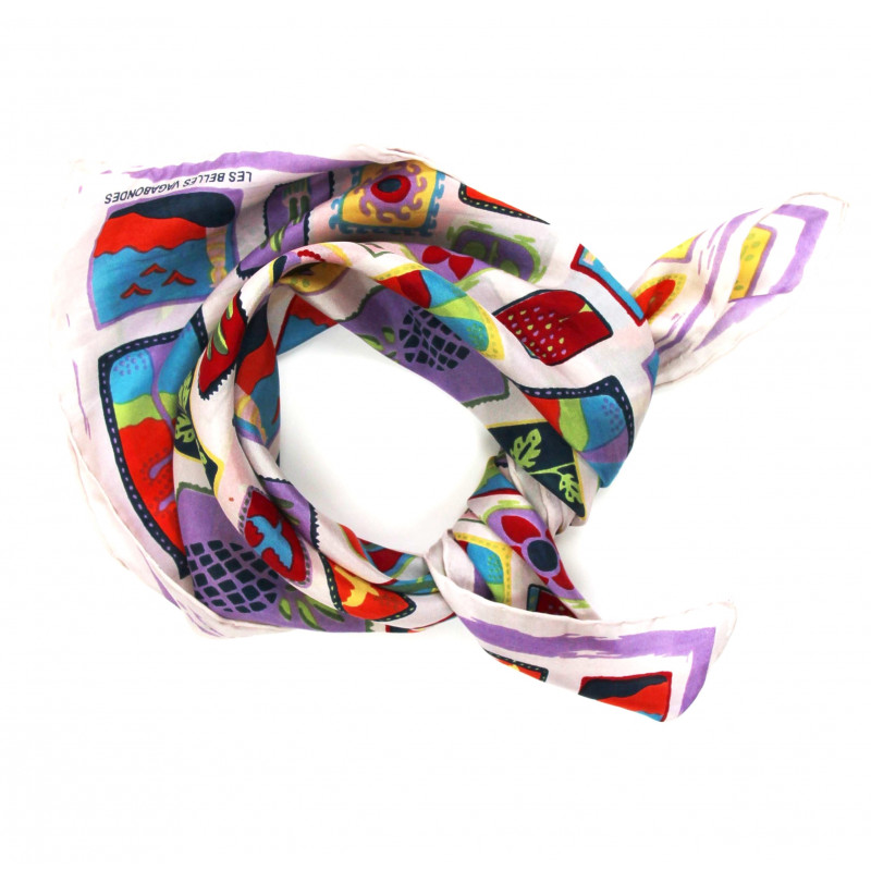 Mini carré de soie Postcard, carré de soie Les belles vagabondes, carré de soie à motif, carré en soie vacances d'été, carré en soie d'été, carré en soie prune, carré en soie violet, carré en soie motif original, accessoire pour cheveux, différentes façons de porter le foulard, différentes façons de porter le carré de soie