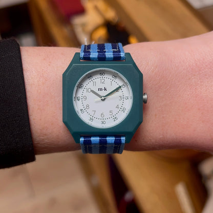 Montre "A day on Earth" pour enfant, Montre pour enfant, montre pour femme, montre qui facilite la lecture de l'heure, Montre d'apprentissage, Montre colorées, Montre avec les minutes, Montre mini kyomo, Montres fun, montre réglables.