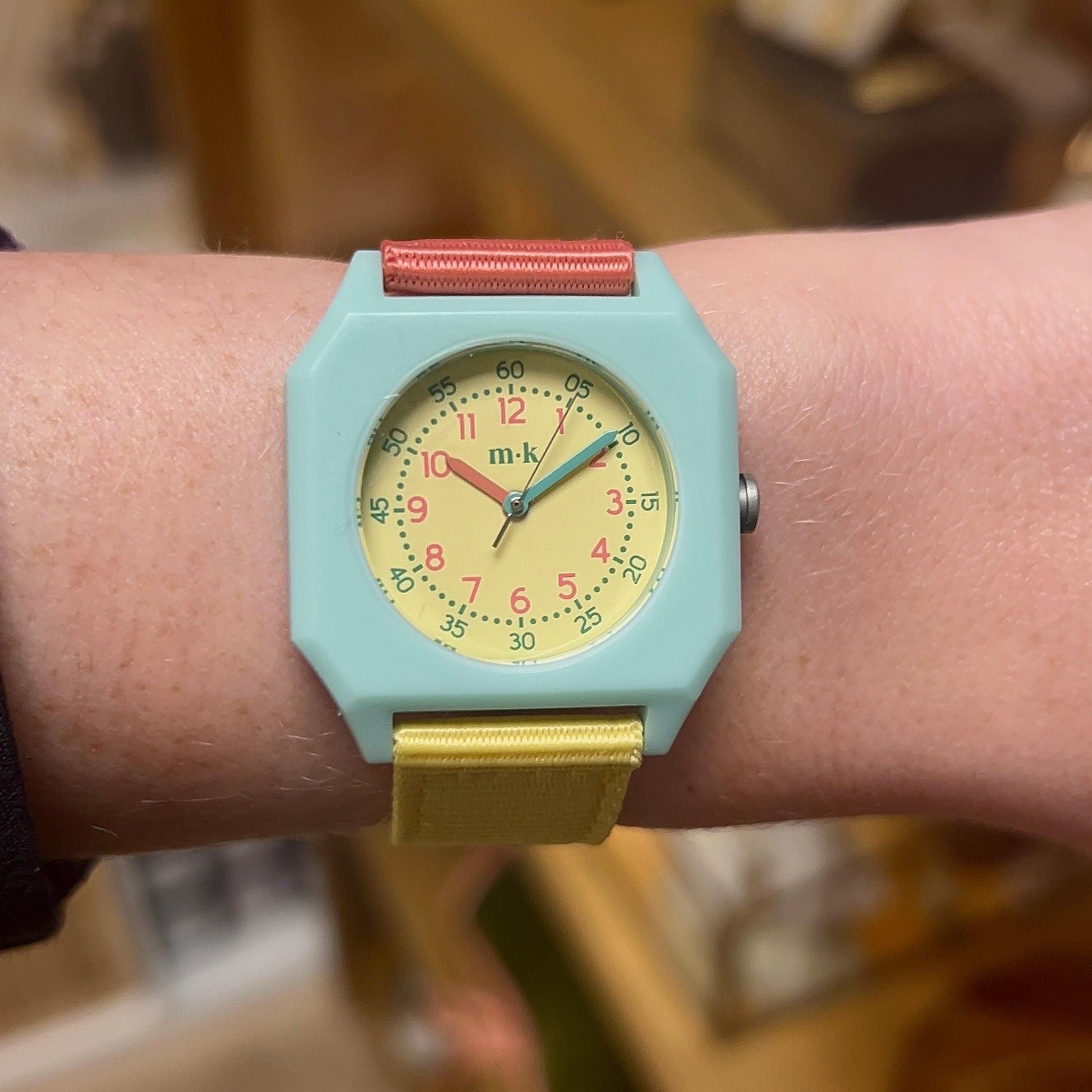 Montre "Bubble Gum" pour enfant, Montre pour enfant, montre pour femme, montre qui facilite la lecture de l'heure, Montre d'apprentissage, Montre colorées, Montre avec les minutes, Montre mini kyomo, Montres fun, montre réglables.