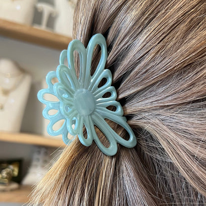 Pince à cheveux fleurs verte de la marque bon dep portée