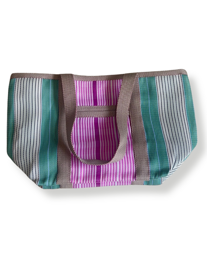 Sac de plage avec fermeture Babachic - sac de pique nique avec fermeture Babachic - sac de vacance - sac résistant au sable, sac avec fermeture- sac avec anse qui se porte sur l'épaule - Sac babachic - sac en plastique recyclé - sac avec pochette intégré - sac Vert et Rose
