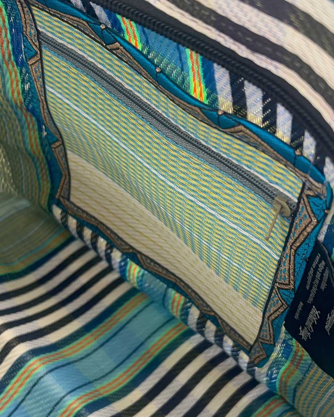 Sac de plage avec fermeture Babachic - sac de pique nique avec fermeture Babachic - sac de vacance - sac résistant au sable, sac avec fermeture- sac avec anse qui se porte sur l'épaule - Sac babachic - sac en plastique recyclé - sac avec pochette intégré 