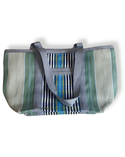 Sac de plage avec fermeture Babachic - sac de pique nique avec fermeture Babachic - sac de vacance - sac résistant au sable, sac avec fermeture- sac avec anse qui se porte sur l'épaule - Sac babachic - sac en plastique recyclé - sac avec pochette intégré - sac blanc Vert clair -Bleu